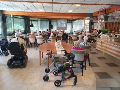 Ouderen in de Blije Borgh genieten van de film 'De scheepswerven van Ambacht'.